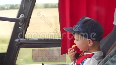 那孩子正在公共汽车上吃苹果